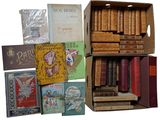 de nombreux livres dans une boîte sur fond blanc