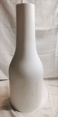 un vase blanc posé sur une table