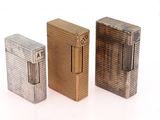 trois types différents de briquets posés côte à côte sur une surface blanche