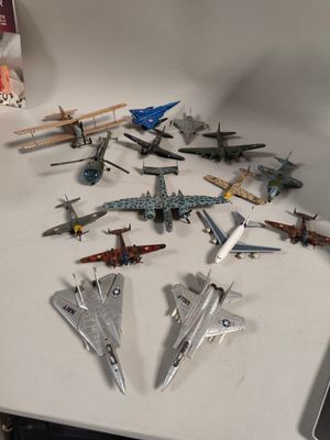 beaucoup de petits avions en jouet posés sur la table