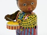 figurine d'un ours en peluche avec un tambour et un chapeau