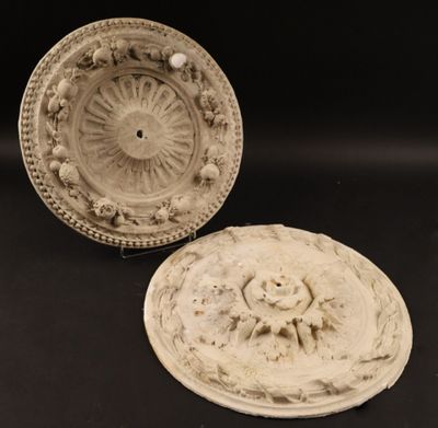 Deux rosaces de plafond, anciennes en plâtre moulé