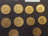 gros plan d'un paquet de pièces d'or sur une table