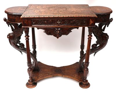 une photo d'une table en bois dont le plateau est sculpté