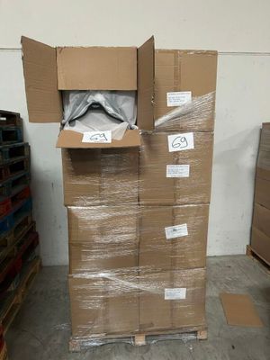 une grande pile de cartons empilés dans un entrepôt