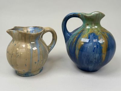 deux vases posés l'un à côté de l'autre sur une table