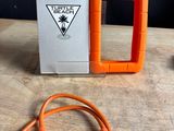 un disque dur orange et un chargeur posés sur une table