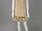 un mannequin vêtu d'une robe beige à col en fourrure