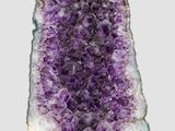 un amethorate violet sur une surface blanche, avec un fond blanc