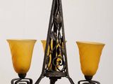 une photo d'un lustre muni de deux abat-jours en verre jaune suspendu au plafond