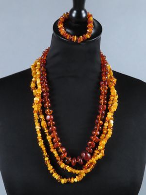 un collier composé de perles multicolores de la mer Baltique, de la mer Baltique, de la mer Baltique, de la mer Baltique, de la mer Baltique, de la mer Baltique, de la mer Baltique, de la mer Baltique, de la mer Baltique, de la mer Baltique, de la mer Baltique, de la mer Baltique