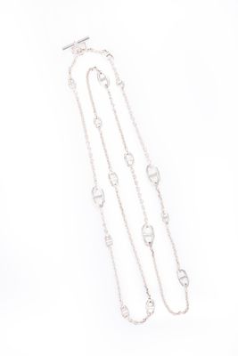 un gros plan d'un collier avec une chaîne sur fond blanc