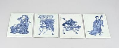 quatre peintures sur carreaux bleus et blancs représentant des personnages sur un fond blanc
