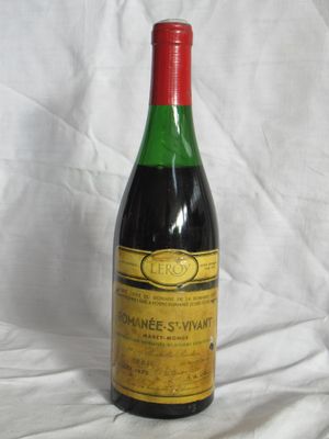 une bouteille de vin posée sur une table