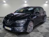 la voiture noire est garée sur un sol en damier dans le garage