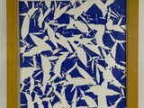 tableau bleu et blanc représentant des oiseaux, dans un cadre en bois, accroché à un mur blanc