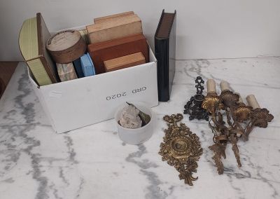 une boîte blanche remplie d'objets divers posée sur une table en marbre