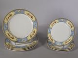 Deux assiettes ornées de motifs bleus et jaunes sont posées sur une table.