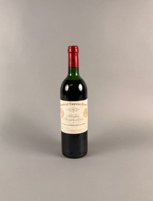une bouteille de vin posée sur une table