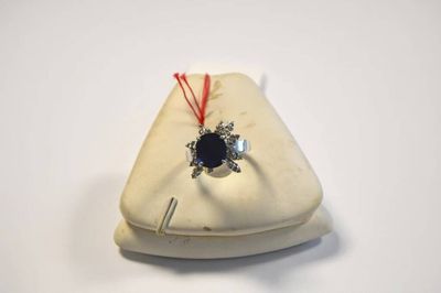une bague posée sur le dessus d'une vitrine