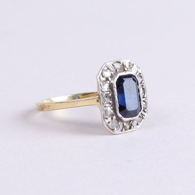 Bague en or jaune (750/00) ornée d'un saphir de synthèse fac…