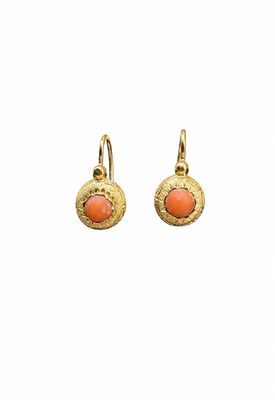 une paire de boucles d'oreilles en or ornées de corail