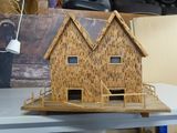 une maquette de maison en bois posée sur une table