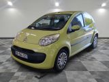 une voiture jaune Citrole garée dans un showroom au sol à damier