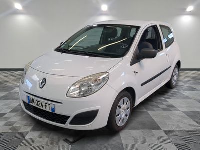 la photo d'une petite voiture blanche garée dans un garage