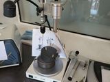un microscope posé sur une table