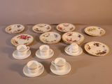 un grand nombre de tasses et de soucoupes sur une table