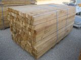 un tas de bois posé sur le sol