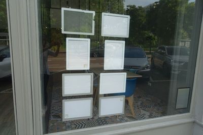 une photo d'une fenêtre dans laquelle se trouvent plusieurs cartons