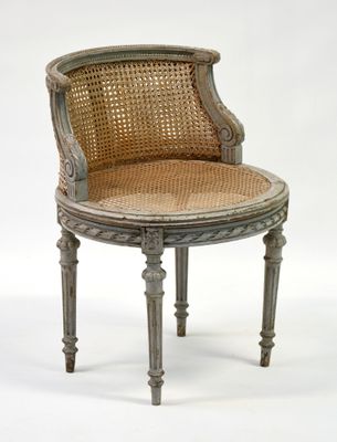 une image représentant une chaise avec une assise en osier sur fond blanc