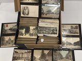 une vieille photo montrant une pile de vieilles cartes postales dans une boîte