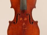 un vieux violon avec un archet accroché à son dos