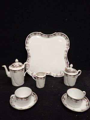 une image représentant une table dressée avec une théière, une soucoupe, une tasse et une soucoupe
