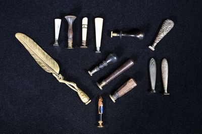 de nombreux objets divers disposés sur une surface noire