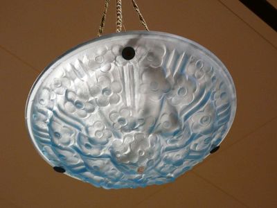 Vasque lumineuse en verre bleu clair à décor moulé de fleurs… - Photo 1