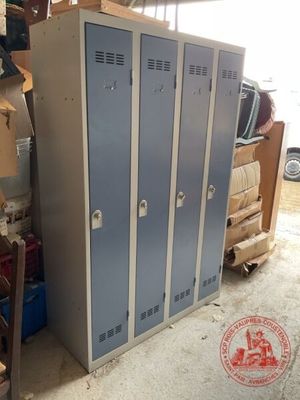 deux casiers qui se trouvent dans un garage, à côté d'une pile de cartons