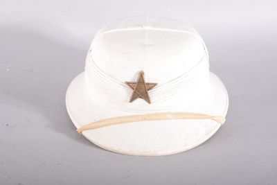 chapeau de marin blanc orné d'une étoile sur le devant et d'un ruban autour du bord