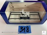 une boîte contenant un petit train, posée sur une table
