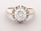 gros plan d'une bague en diamant sur une surface blanche