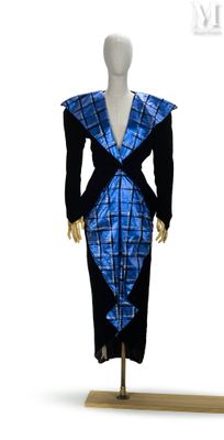 un mannequin portant une robe bleue et noire, posé sur un socle