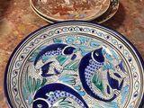 une assiette bleue et blanche ornée d'un motif de poisson