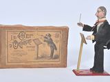 une figurine représentant un homme en smoking et un coffret à musique