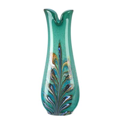 un vase vert orné d'un motif représentant une plume de paon