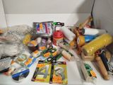 beaucoup d'articles posés sur le comptoir