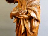 statue en bois d'une femme tenant un enfant dans ses bras