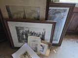 une pile de papiers et de photos par terre dans une pièce